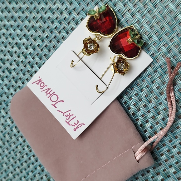 ♥️ Betsey Johnson  heart bee drop earrings ♥️ - Picture 5 of 6